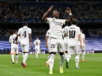 Real Madrid's Brazilian forward Vinicius Junior celebrates with teammates scoring his team's first goal during the UEFA Champions League semi-final first leg football match between Real Madrid CF and Manchester City at the Santiago Bernabeu stadium in Madrid on May 9, 2023. (Photo by JAVIER SORIANO / AFP)