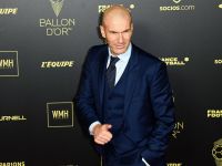 French former forward football player Zinedine Zidane poses upon arrival to attend the 2022 Ballon d'Or France Football award ceremony at the Theatre du Chatelet in Paris on October 17, 2022. (Photo by Alain JOCARD / AFP)
