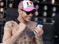  Pete Davidson checks into rehab.