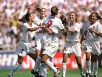 النسخة الثالثة: توّج المنتخب الأمريكي بلقب كأس العالم للسيدات 1999 بعد فوزه على المنتخب الصيني بنتيجة ضربات الجزاء (5–4) في البطولة التي أقيمت في الولايات المتحدة الأمريكية.