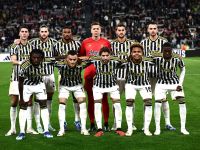 Juventus‘ team players pose during the Italian Serie A football match Juventus vs Hellas Verona at the “Allianz Stadium” in Turin on October 28, 2023. (Photo by MARCO BERTORELLO / AFP)