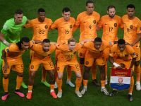 Netherlands tema players pose for pictures before the Qatar 2022 World Cup quarter-final football match between The Netherlands and Argentina at Lusail Stadium, north of Doha on December 9, 2022. (Photo by FRANCK FIFE / AFP)