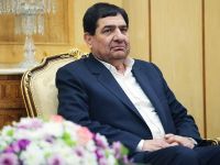 يبلغ من العمر 68 عامًا وهو ابن العلامة عباس مخبر، أحد الدعاة البارزين في دزفول أنهى تعليمه الابتدائي في دزفول والأهواز 