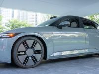The traditional side mirrors and thicker roof extending towards an active rear spoiler enhance its transition from a concept vehicle to actual production, with clear hints of influence from the Lucid Air and Toyota Crown in its overall design.