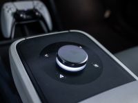 The Afeela electric vehicle also boasts a luxurious interior with significant updates from the prototype. New features include a larger central console with two wireless charging pads, as well as the use of artificial intelligence for driver assistance systems. The vehicle will utilize the Vision Transformer model for route planning, with a backup system to ensure safety. These systems will also rely on Qualcomm chips.