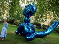 Following the success of 'Balloon Monkey (Magenta)', which sold for £10,136,500 in 2022, the blue version is expected to fetch between £6.5 million and £10 million at auction.  (photo by afp)
