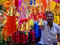 There are various stories about the origins of the festival. Professor Jan Wolford from La Trobe University notes that "even non-religious Australians celebrate Diwali." Aaron Sharma, the organizer of the Diwali festival in Melbourne, mentioned in a previous interview with SBS News that the ritual of using lights, known as Diyas, can be an opportunity for quiet reflection, focus, and self-enlightenment. (photo by afp)
