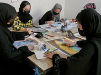 The women of Afghanistan didn’t receive the support they deserved from the international community. Since their return to power, Taliban officials have established a gender apartheid in Afghanistan , These Afghan women prepare apple chips (photo by AFP)