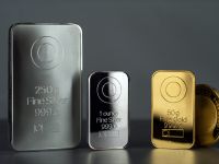 سعر الذهب يقفز بفضل ضعف الدولار وانتقاد ترامب لرئيس الاحتياطي الفيدرالي
