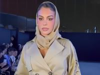 جورجينا رودريغيز تتألق بوشاح رأس في أسبوع الموضة بالرياض