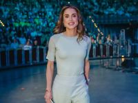 الملكة رانيا تتألق بتدرجات الأخضر في قمة الشباب بميونخ