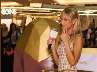 بيلا حديد تخطف الأنظار في دبي خلال ترويج عطورها الخاصة