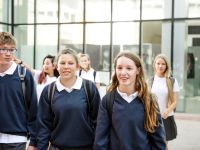 تفسير رؤية زميلات الدراسة في المنام للعزباء والمتزوجة