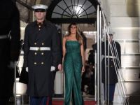 ميلانيا ترامب تتألّق بفستان زمردي من إيلي صعب خلال حفل الاستقبال في البيت الأبيض