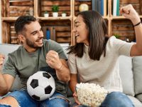 نصائح للمتزوجين عند مشاهدة مباريات كأس العرب فيفا 2025 لأجواء ممتعة وهادئة