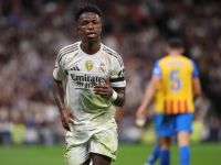 نجم ريال مدريد يرتدي حذاءً يحمل اسم لاعبة برشلونة