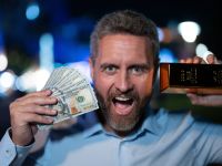 الذهب يتراجع مع صعود الدولار وترقب بيانات أمريكية