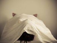 انهيار أُم بعد إصدار حكم مغتصب إبنتُها