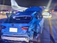 لحظة اصطدام عنيفة بمركبة على الطريق السريع