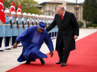 الرئيس النيجيري يفقد توازنه للحظات ويواصل المراسم دون إصابة