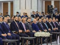 الرئيس السوري أحمد الشرع والمبعوث الأمريكي الخاص لسوريا توماس باراك، إلى جانب وزير الخارجية السوري، خلال اجتماع في دمشق حول سوريا بعد سقوط الأسد.