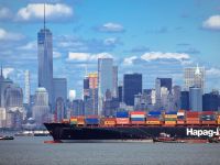 نيويورك، الولايات المتحدة - 27 مارس 2025: سفينة حاويات كبيرة محمَّلة بمنتجات واردة تدخل