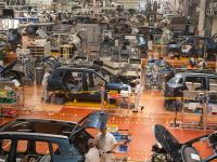 خط إنتاج السيارات الكهربائية في مصنع جي إيه سي أيون الذكي الإيكولوجي بمدينة قوانغتشو بمقاطعة قوانغدونغ، الصين، يوم الجمعة 26 سبتمبر 2025.