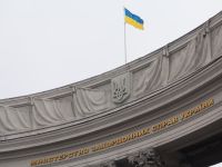 كييف، أوكرانيا – 31 يناير 2020: العلم الأوكراني على مبنى في كييف.