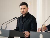 رئيس أوكرانيا فولوديمير زيلينسكي خلال لقائه رئيس الحكومة بيدرو سانشيز