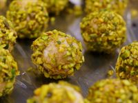 كرات التمر بالفستق الحلبي