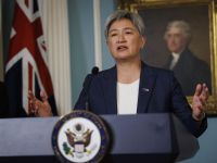 وزيرة الخارجية الأسترالية بيني وانغ تتحدث خلال حفل توقيع مذكرة التفاهم بشأن مكافحة المعلومات الأجنبية الصادرة عن الدول.AFP