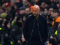 سلوت يلمح لتأثر الحكم بأجواء الملعب وينتقد قراراته