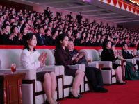 كيم جونغ أون برفقة ابنته كيم جو-إيه في الحفل الموسيقي