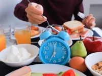 فوائد تناول الطعام في وقت مبكر من اليوم
