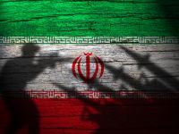 ظل جندي إيراني على جدار خشبي