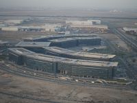 مطار دبي الدولي، دبي، الإمارات العربية المتحدة – 17 أبريل 2023: منظر عام لمنطقة المطار.