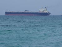 خور فكان، الشارقة، الإمارات العربية المتحدة - 27 أبريل 2023: ناقلة وسفن أخرى أبحرت