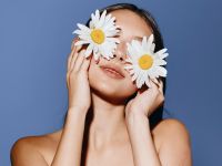 7 خطوات لبشرة ناعمة وإشراقة طبيعية في الربيع