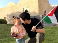 الأمير حسين يحتفل بيوم العلم الأردني مع ابنته إيمان بصورة عفوية