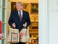 100 دولار مقابل توصيل طلب.. تصرف دونالد ترامب يثير الجدل