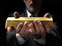 هبوط الذهب وسط ضبابية المشهد السياسي والاقتصادي