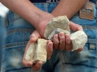 تفسير حلم شخص يرميني بالحجارة ولم يصبني