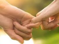 تفسير مسك يد الحبيب في المنام للعزباء