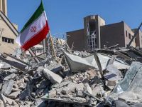 علم إيران وسط الدمار