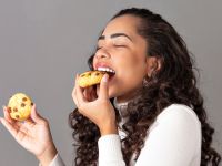 لماذا يزداد اشتهاء الحلويات؟ رسالة خفية من جسمك لا يجب تجاهلها