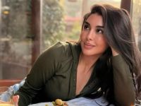 ياسمين صبري تخطف الأنظار بفستان ذهبي فضي لامع في حفل L'Oréal Paris