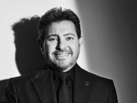 في مشهد مؤثر.. جثمان هاني شاكر يصل القاهرة استعدادًا لتشييعه