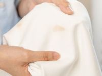 تفسير حلم رؤية ملابس شخص اعرفه