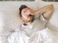 رؤية التبول على شخص في المنام