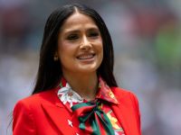 سلمى حايك تخطف الأنظار ببدلة حمراء أنيقة في حفل افتتاح كأس العالم 2026